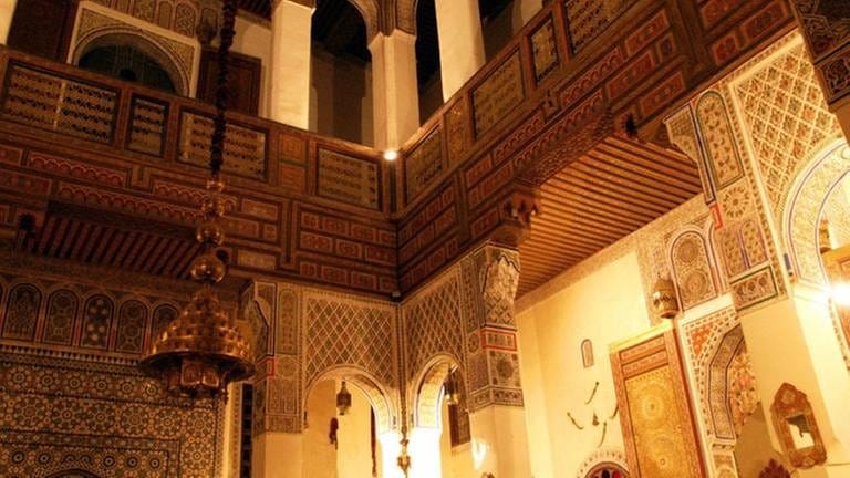 Reich verzierter Raum in einem ehemaligen Kaufmannshaus - heute ein Restaurant - in der Altstadt von Fés. Marokkos geistiges Zentrum  war ursprünglich nur im Tal des Oued Fés angesiedelt. (Foto: SWR, SWR - Andreas Stirl)