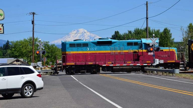 Ein typischer Bahnübergang in der amerikanischen Provinz – im Hintergrund wieder Mount Adams. (Foto: SWR, SWR - Harald Kirchner)