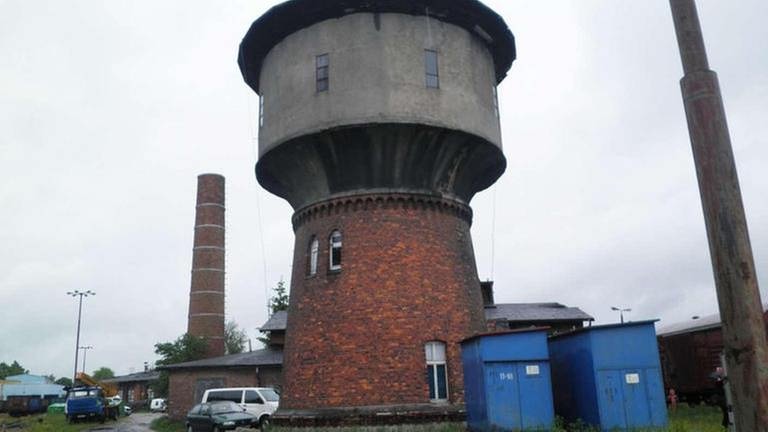 Der Wasserturm im Bahnhof Olsztyn außen (Foto: SWR, SWR - Grit Merten)