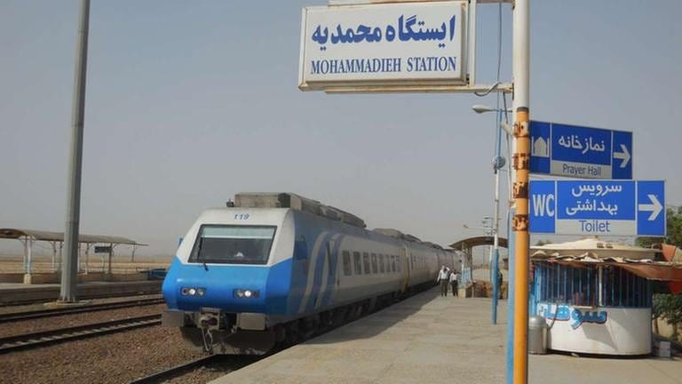 Mohammadieh, der neue Bahnhof von Qom in einer Art Niemandsland weit vor den Toren der Stadt. (Foto: SWR, SWR - Alexander Schweitzer)