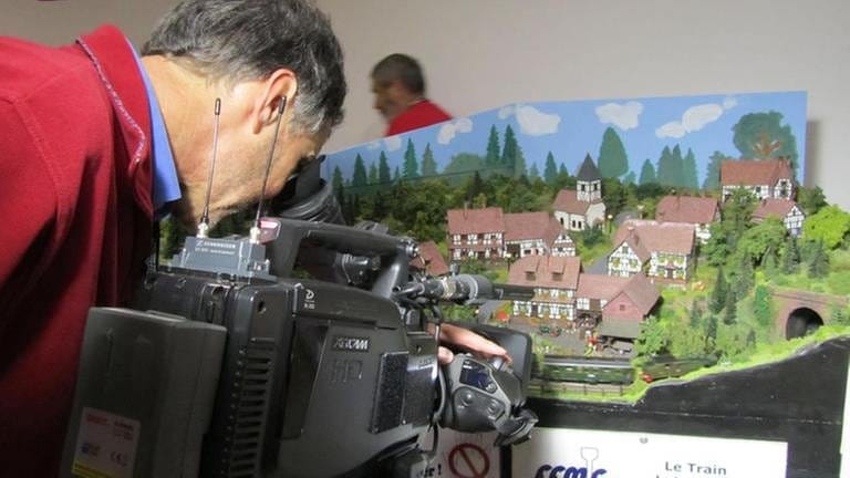 Unser Kameramann während den Dreharbeiten der elsässischen Fachwerkhäuser. (Foto: SWR, SWR -)