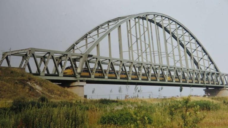 FN Holländer: Diese Stahlbogenbrücke in den Niederlanden und ihre Umgebung haben vier Holländer detailgetreu auf einer Spur-N-Anlage nachgebildet. (Foto: SWR, SWR - Bernhard Foos)