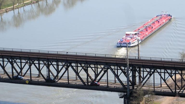 in Brücken-Unikat: die kombinierte Eisenbahn- und Straßenbrücke bei Bullay. Oben fahren die Züge und unten die Autos. (Foto: SWR, SWR - Bernhard Foos)