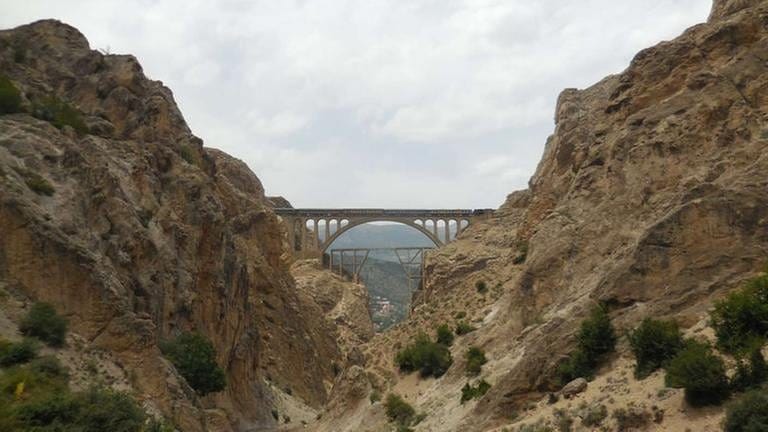 Veresk-Brücke. Sie wird wegen ihrer Bedeutung während des Zweiten Weltkrieges auch Siegesbrücke genannt. Mit 120 Metern ist sie die höchste Eisenbahnbrücke im Iran. (Foto: SWR, SWR - Alexander Schweitzer)
