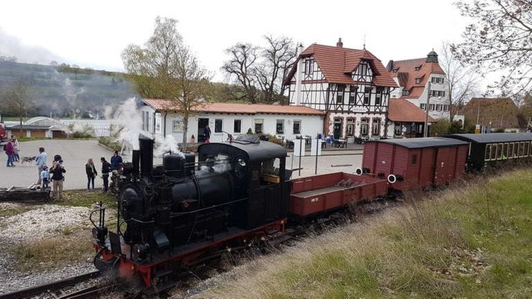 Pünktlich um 11.20 Uhr verlässt der erste Dampfzug den Bahnhof Neresheim. (Foto: SWR, SWR - Bettina Bansbach)
