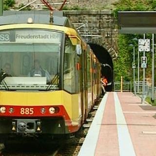 Auf der Murgtalbahn, auf der frisch renovierten Strecke, ist im Sommer 2002 der Regionalverkehr wiederauferstanden. (Foto: SWR, SWR -)