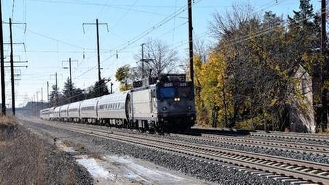 Der Zug "Crescent", gezogen von einer E-Lok nördlich von Washington D.C. (Foto: SWR, SWR - Andreas Stirl)