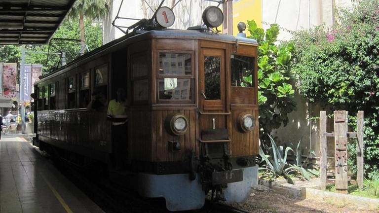 Seit 1927 elektrifiziert, aber noch heute  im Holzgehäuse: eine Reise mit dem Tren de Sóller ist Nostalgie pur. (Foto: SWR, SWR - Susanne Mayer-Hagmann)