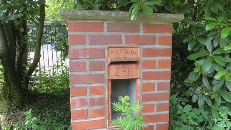 Versteckt neben der alten Wache steht noch ein Briefkasten der Royal Airforce am Waldrand. (Foto: SWR, SWR - Bernhard Foos)