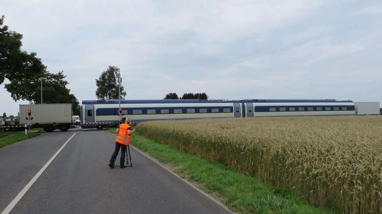 Kamera-Assistentin Susan Schenk filmt den ankommenden Überführungszug, der neue Waggons für den Eurostar ins Testgelände bringt. (Foto: SWR, SWR - Bernhard Foos)