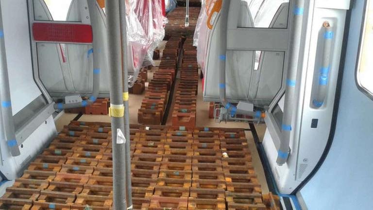 Bei den Testfahrten werden statt Fahrgästen dreieinhalb tausend Gewichte im Zug verteilt. 70 Tonnen simulieren für die Bremstests den vollbeladenen Zug. (Foto: SWR, SWR - Bernhard Foos)