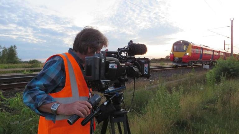 Kameramann Ulli Nissler beim Dreh der letzten Einstellung für die Eisenbahn-Romantik-Folge 886: Sonnenuntergang mit Papageienzug in der Westschleife des Testkreises (Foto: SWR, SWR - Bernhard Foos)