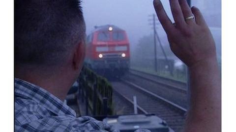 Ein Gruß an den Zugführer (Foto: SWR, SWR -)