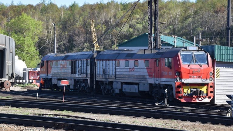 Die neuen Breitspurlokomotiven vom Typ M62 warten im Depot von Cholms auf ihren Einsatz. (Foto: SWR, Michael Mattig-Gerlach)