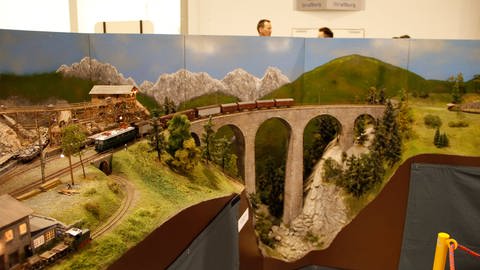 Modell des Schmiedtobelviadukt bei Streckenkilometer 122,654 der Arlbergbahn (Foto: SWR, Wolfgang Drichelt)