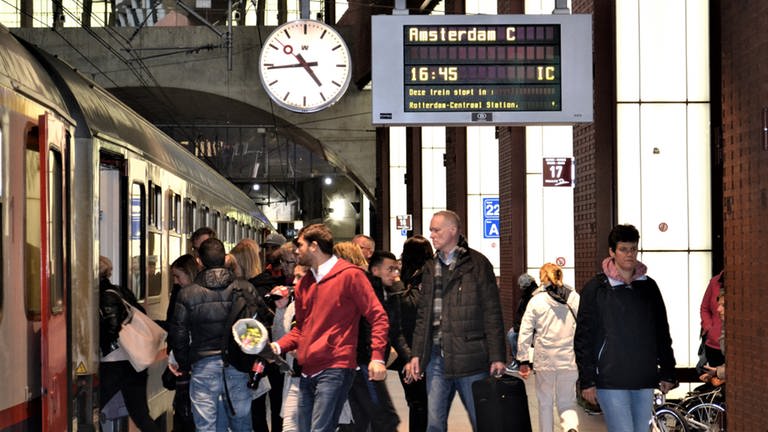Starker Berufsverkehr in Antwerpen Centraalstation – ein IC der belgischen Staatsbahn SNCB und der niederländischen NS ist pünktlich unterwegs. (Foto: SWR, Helmut Frei)