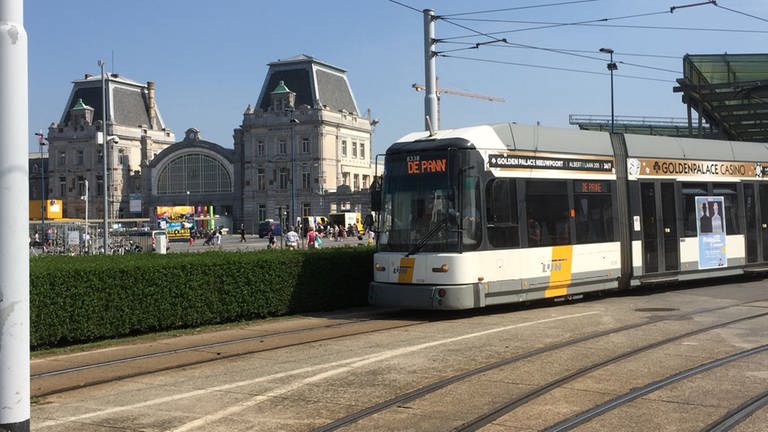 Im Bahnhof von Oostende kommt man weg in die ganze Welt, die Kusttram dagegen hält strikt ihren Kurs Küstenlinie. (Foto: SWR, Susanne Mayer-Hagmann)