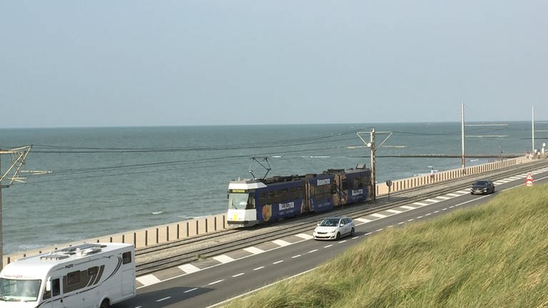 Mehr Meernähe geht nicht: Die Küstentram an der Nordsee vor Belgien. (Foto: SWR, Susanne Mayer-Hagmann)