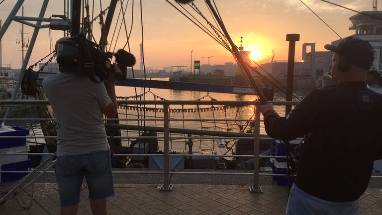 Früh mogens schon auf den Beinen: Kameramann Andi Enderle und Tonmann Niklas Otto im Fischerei-Hafen von Oostende.