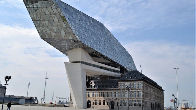 Neues Hafenhuis, entworfen vom Archtiekturbüro Zaha Hadid (gestorben 2016) - moderner Überbau und Anspielung auf einen der Diamanten, für die Antwerpen berühmt ist. (Foto: SWR, Helmut Frei)