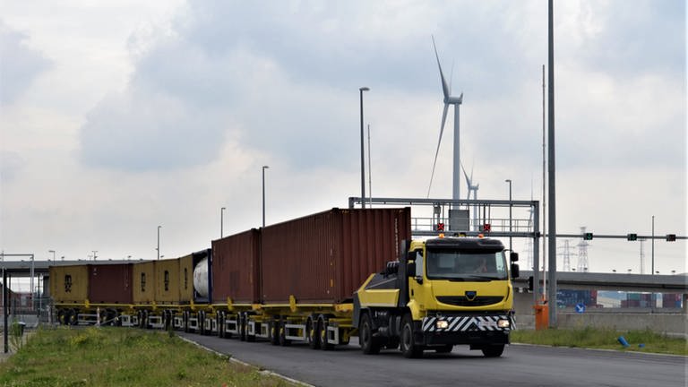 Straßenzug – um Container von einer Pier schnell zu einer anderen zu befördern setzt die Hafengesellschaft auch auf Spezialfahrzeuge. (Foto: SWR, Helmut Frei)