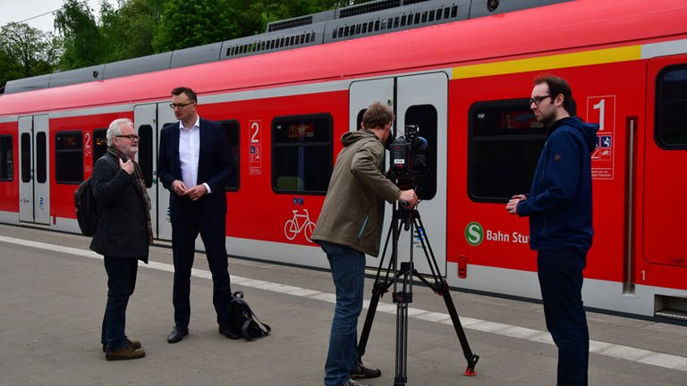 Verkehrsexperten auf dem Bahnsteig in Kirchheim Teck (Foto: SWR, Harald Kirchner)