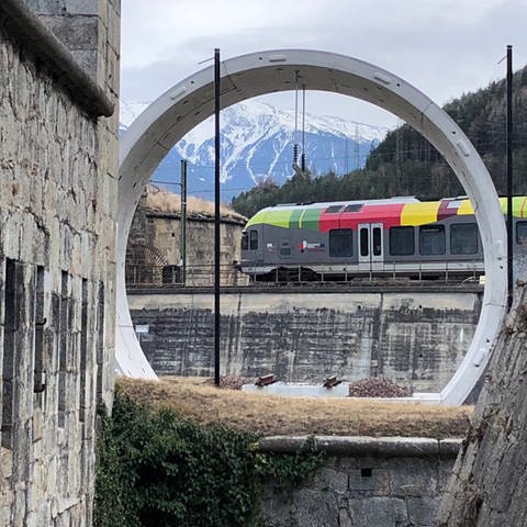 Die Pustertalbahn fährt ins Brennertal ein, wo in der Nähe der Franzensfeste gerade der Brennerbasistunnel entsteht. (Foto: SWR, Kirsten Ruppel)