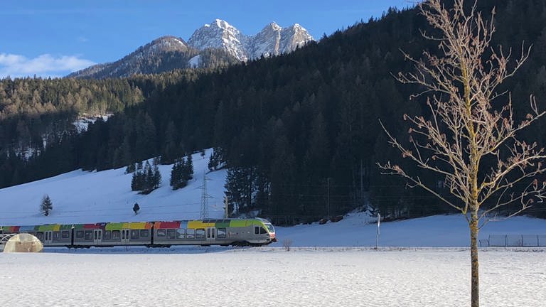 Sonne satt und Bilderbuchmotive: Ende Februar 2019 dreht Eisenbahn-Romantik im Pustertal. (Foto: SWR, SWR - Kirsten Ruppel)