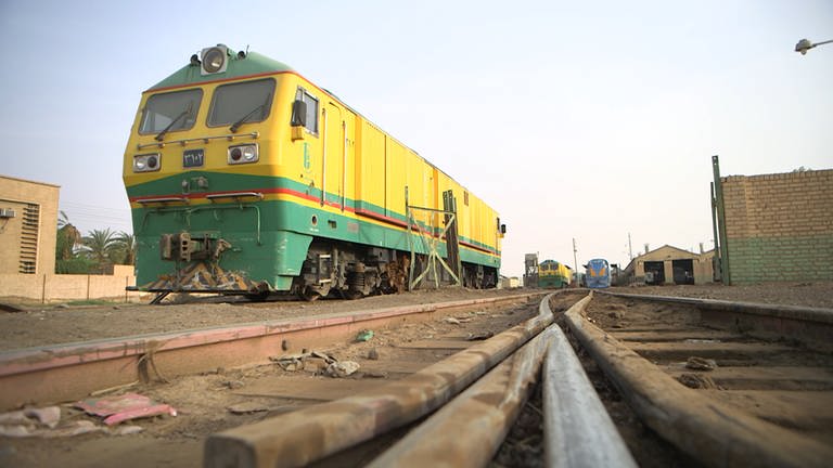Eine Chinesische Güterzuglokomotive im Rangierbahnhof Khartum. (Foto: SWR, Michael Mattig-Gerlach)