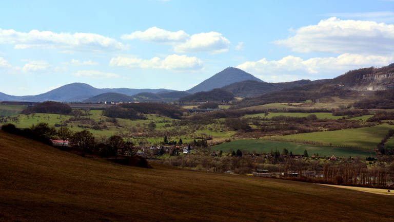 Im Böhmischen Mittelgebirge haben viele Berge noch heute die Form von Vulkankegeln. (Foto: SWR, Grit Merten)