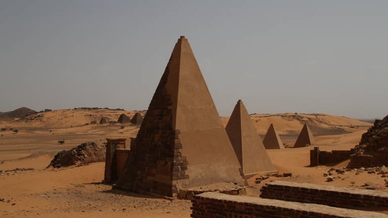 Die Pyramiden von Meroe liegen in Sichtweite der Bahn. (Foto: SWR, Michael Mattig-Gerlach)
