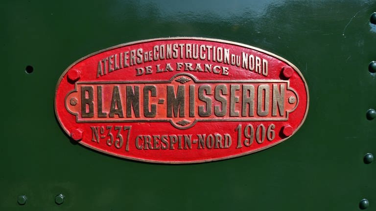 Das Fabrikschild der 020-020 T Blanc-Misseron Nr. 337, die früher einmal PO-Corrèze , Nr. 101 hieß. (Foto: SWR, Andreas Stirl und Frank Rinnelt)