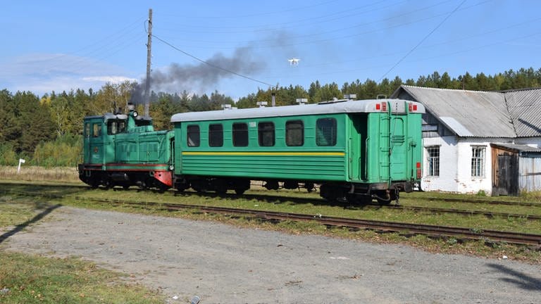 TU4 der Waldbahn mit Personenanhäger in Muratkowo. (Foto: SWR, Udrius Armanis)