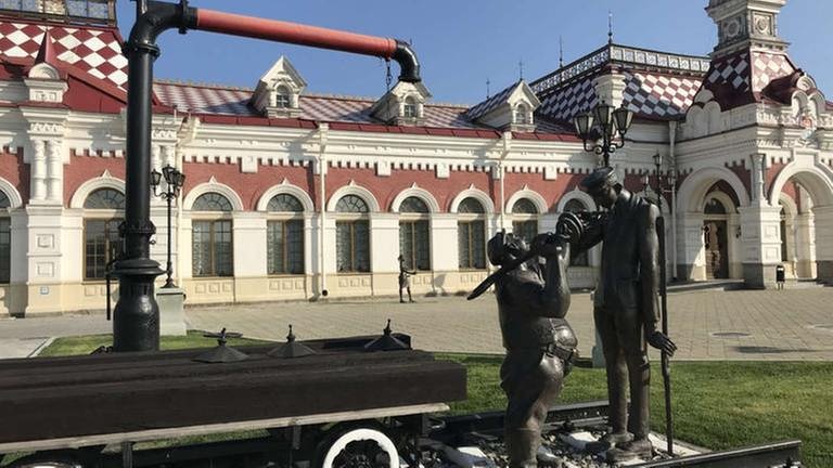 Für viele Besucher das eigentliche Highlight des Eisenbahnmuseums von Jekaterinburg: Die Statuen auf dem Museums-Vorplatz. (Foto: SWR, Udrius Armanis)