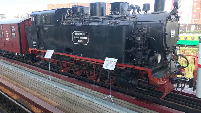 Eine Orenstein & Koppel-Dampflokomotive, die 1931 gebaut wurde und im Schmalspurmuseum von Jektaerinburg auf ihre Inbetriebnahme wartet. (Foto: SWR, Udrius Armanis)