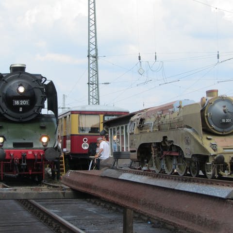 Modell der 18 201 und das Original daneben (Foto: SWR, Wolfgang Drichelt)