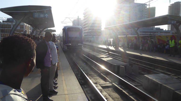 Im Morgenlicht fährt ein Trambahnzug der Blauen Linie in die Station ein. (Foto: SWR, Rüdiger Lorenz)