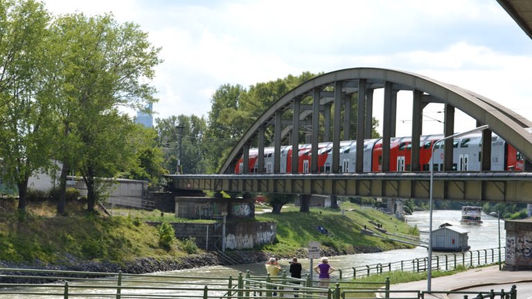 Ein Regionalzug der ÖBB (Österreichische Bundesbahnen) auf einer Brücke über den Donaukanal.