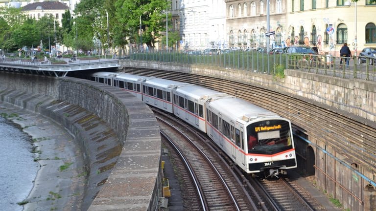 Eine U-Bahn auf der Stammstrecke der alten Stadtbahn. Sie verläuft im Tal des Flüssleins Wien, das in die Donau mündet. (Foto: SWR, Helmut Frei)