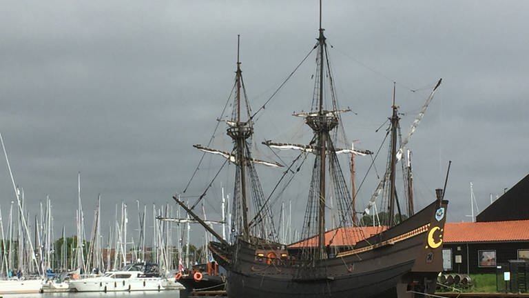 Liegt im Hafen von Hoorn und ist eine Leihgabe aus New York: die Replik des historischen Dreimasters Halve Maen der niederländischen Vereinigten Ostindischen Companie von 1608.