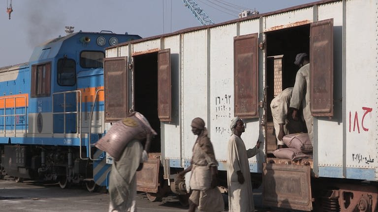 Ein seltenes Bild, Beladen eines Güterzugs im Hafen von Port Sudan. (Foto: SWR, Michael Mattig-Gerlach)