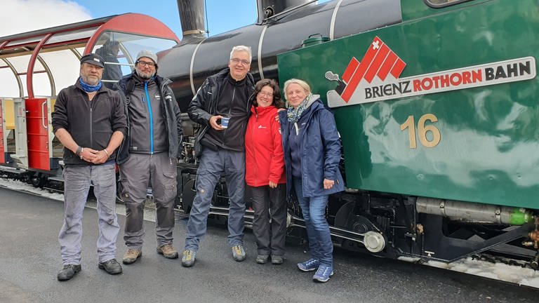 Unser dreiköpfiges SWR-Team wurde in dieser außergewöhnlichen Bergwelt von Stefanie Aebersold von der Brienz-Rothorn-Bahn an alle möglichen und unmöglichen Drehstandorte gelotst. (Foto: SWR, Bettina Bansbach)