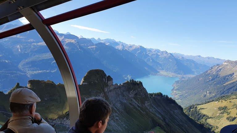 Der Ausblick auf den Brienzersee in Richtung Interlaken und die Bergkulisse ist „magisch“. (Foto: SWR, Bettina Bansbach)