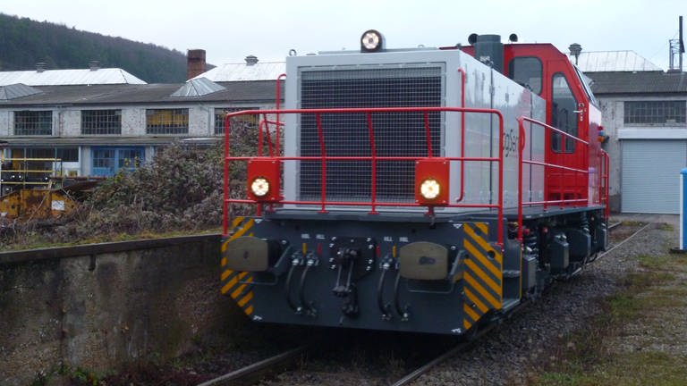 Eine neue dieselhydraulische Lok vom Typ D 75 verlässt die Werkshalle von Gmeinder und geht auf Probefahrt. Es ist die erste Lok nach der Insolvenz 2012. (Foto: SWR, Alexander Schweitzer)