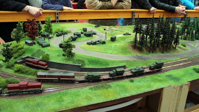 TT Modellbahn-Freunde Weimar: TT Landschaftsmodul im Stil eine NVA-Truppenübungsplatzes; Besonderheit der Anlage ist ein Faller-car-system auf einer TT-Anlage; Be- und Entladung auf Eisenbahnwagons (Foto: SWR, SWR)