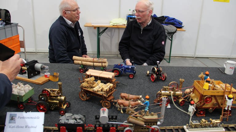 Stationäre Dampfmodelle; Karl-Heinz Weisbrod (rechts) - er baut eine eigene Werkstatt mit dampfbetriebenen Werkzeugen (Foto: SWR, SWR)