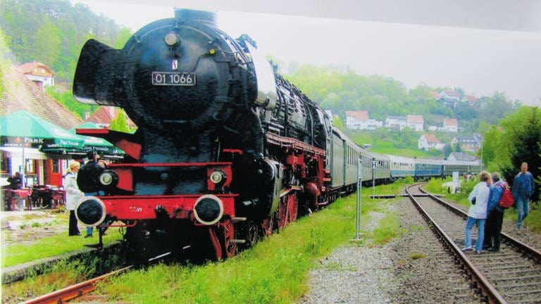 Die ölgefeuerte Dampflok 01 1066 im April 2001. Abfahrtbereit steht sie im Bahnhof Bundenthal. (Foto: (privat))