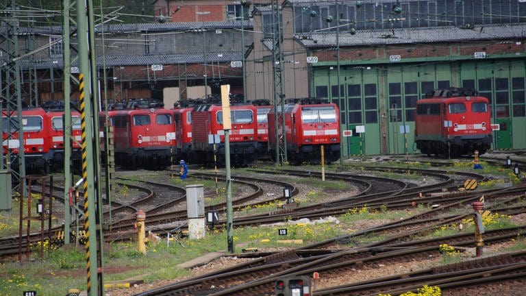 Mehrere rote Züge stehen zum Fahren bereit