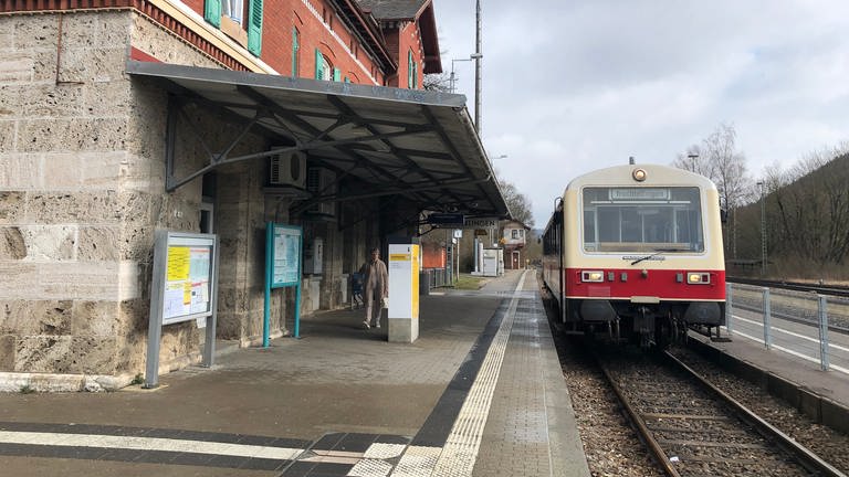 Bahnhof Schelklingen. Die nostalgischen Fahrzeuge der Baureihe NE81 gehören dem Bahnunternehmen Schwäbische Alb-Bahn, SAB. (Foto: SWR, Alexander Schweitzer)