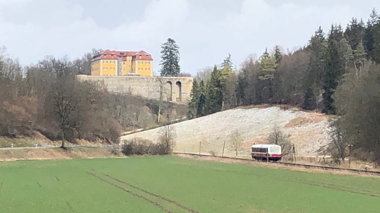 Schwäbische Alb-Bahn vor Schloss Grafeneck bei Gomadingen. (Foto: SWR, Alexander Schweitzer)